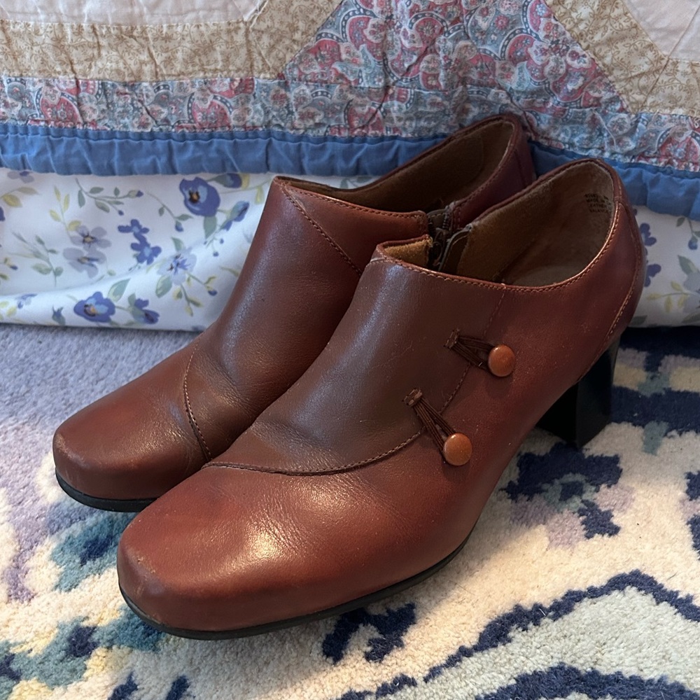 Clark’s brown bootie heels shoe
